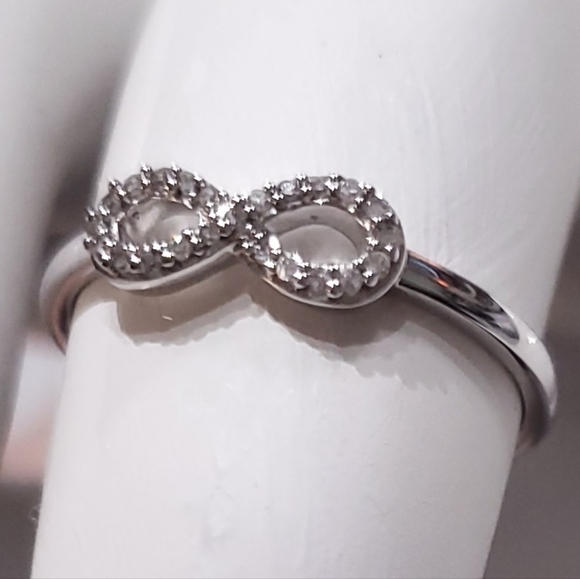 CERTIFIED 14kt White Gold, 22-Stone Diamond Infinity Ring - Picture 3 of 11